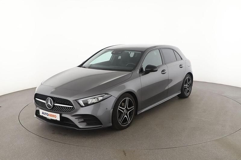 Grau Gebraucht 2020 Mercedes A180 AMG line Limousine | 24.610 € (Fairer Preis) - Bild 1/3