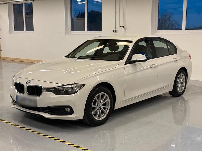Weiß Gebraucht 2017 BMW 320 Limousine | 14.900 € (Fairer Preis) - Bild 1/4