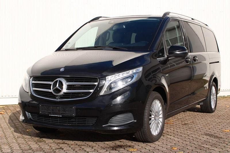 Schwarz Gebraucht 2017 Mercedes V220 Edition Van / Kleinbus | 25.500 € (Fairer Preis) - Bild 1/4