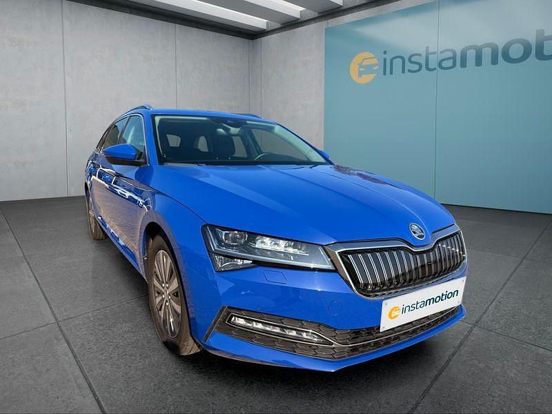 Blau Gebraucht 2022 Skoda Superb Kombi | 23.449 € (Guter Preis) - Bild 1/4