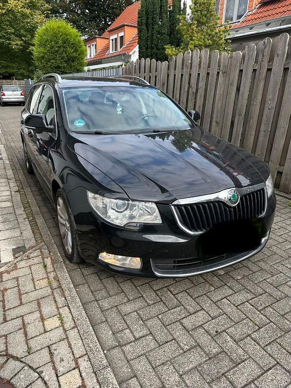 Schwarz Gebraucht 2010 Skoda Superb Comfort Kombi | 5.000 € (Superpreis) - Bild 1/4