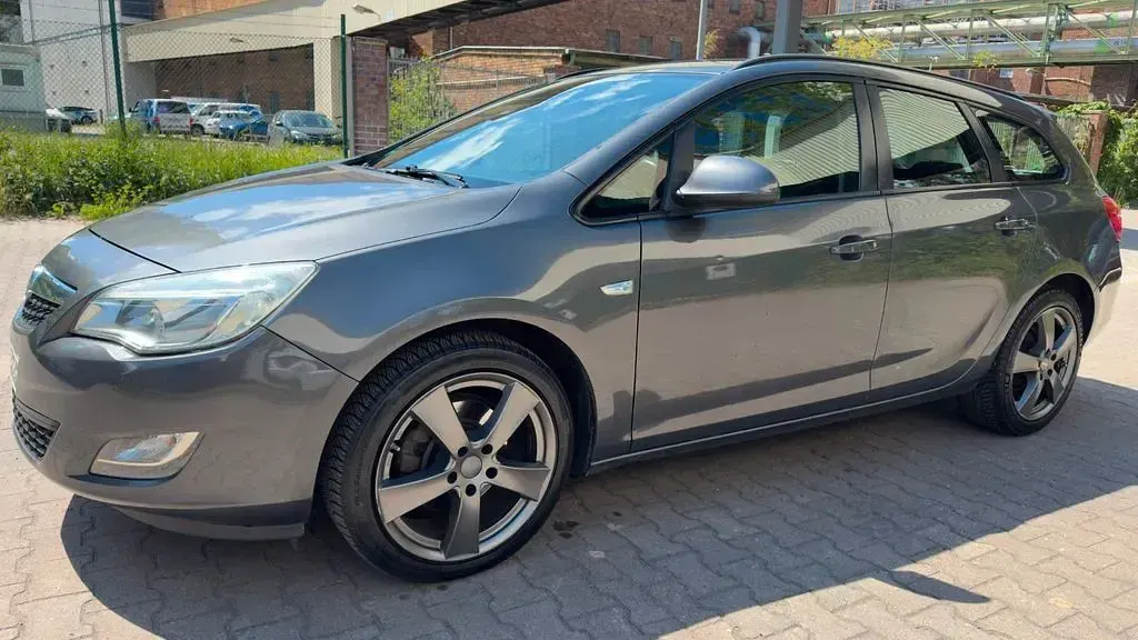 Gebraucht Opel Astra Sport 110 PS (80 kW) 2013 Grau Limousine