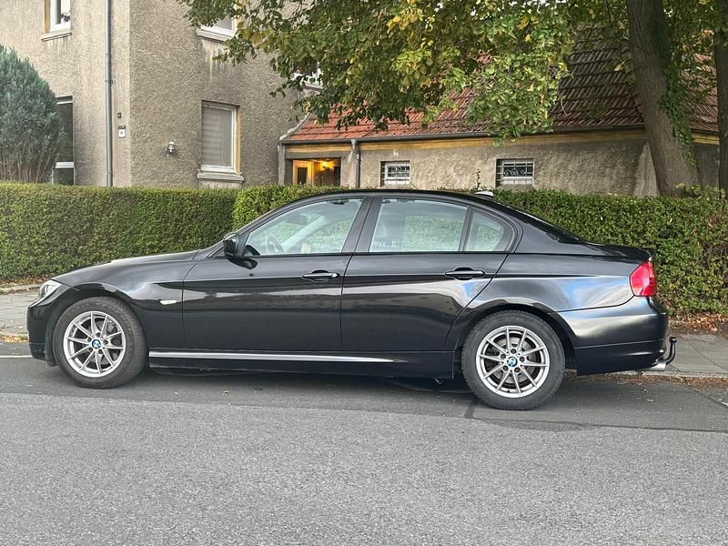 Gebraucht BMW 316 116 PS (85 kW) 2011 Schwarz Limousine