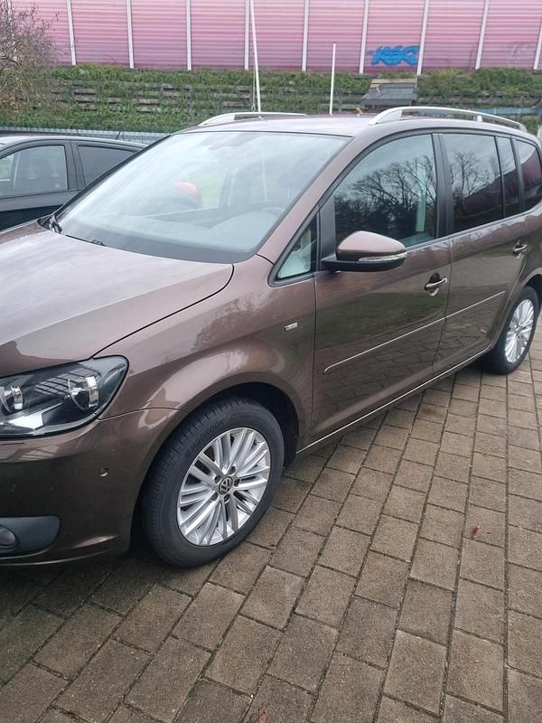 Gebraucht VW Touran 105 PS (77 kW) 2014 Braun Van / Kleinbus