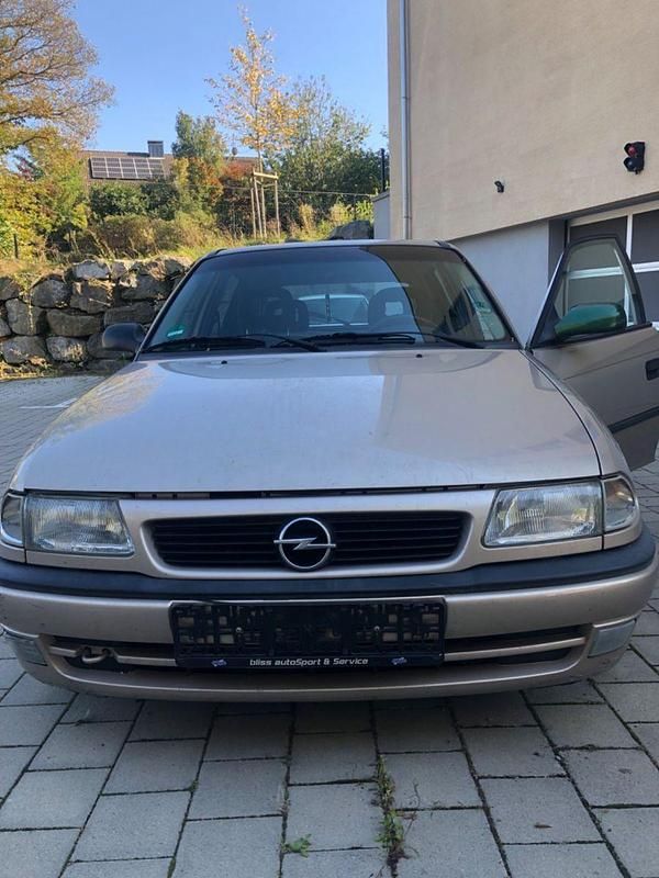 Beige Gebraucht 1998 Opel Astra Kombi | 650 € (Superpreis) - Bild 1/4