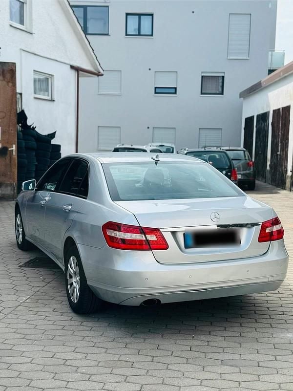 Używany Mercedes E250 204 KM (150 kW) 2009 Srebrny Sedan/Limuzyna