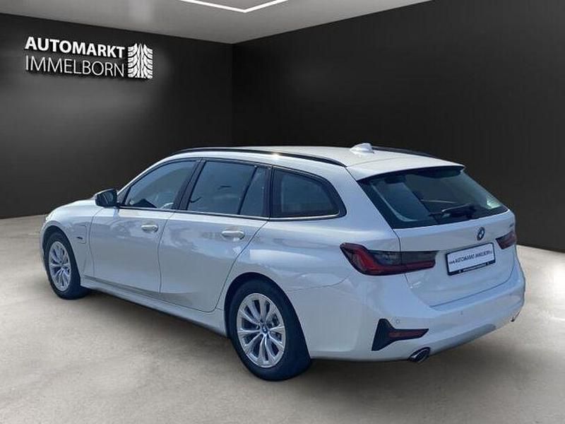 Gebraucht BMW 330e Advantage 292 PS (214 kW) 2021 Alpinweiss 3 Kombi