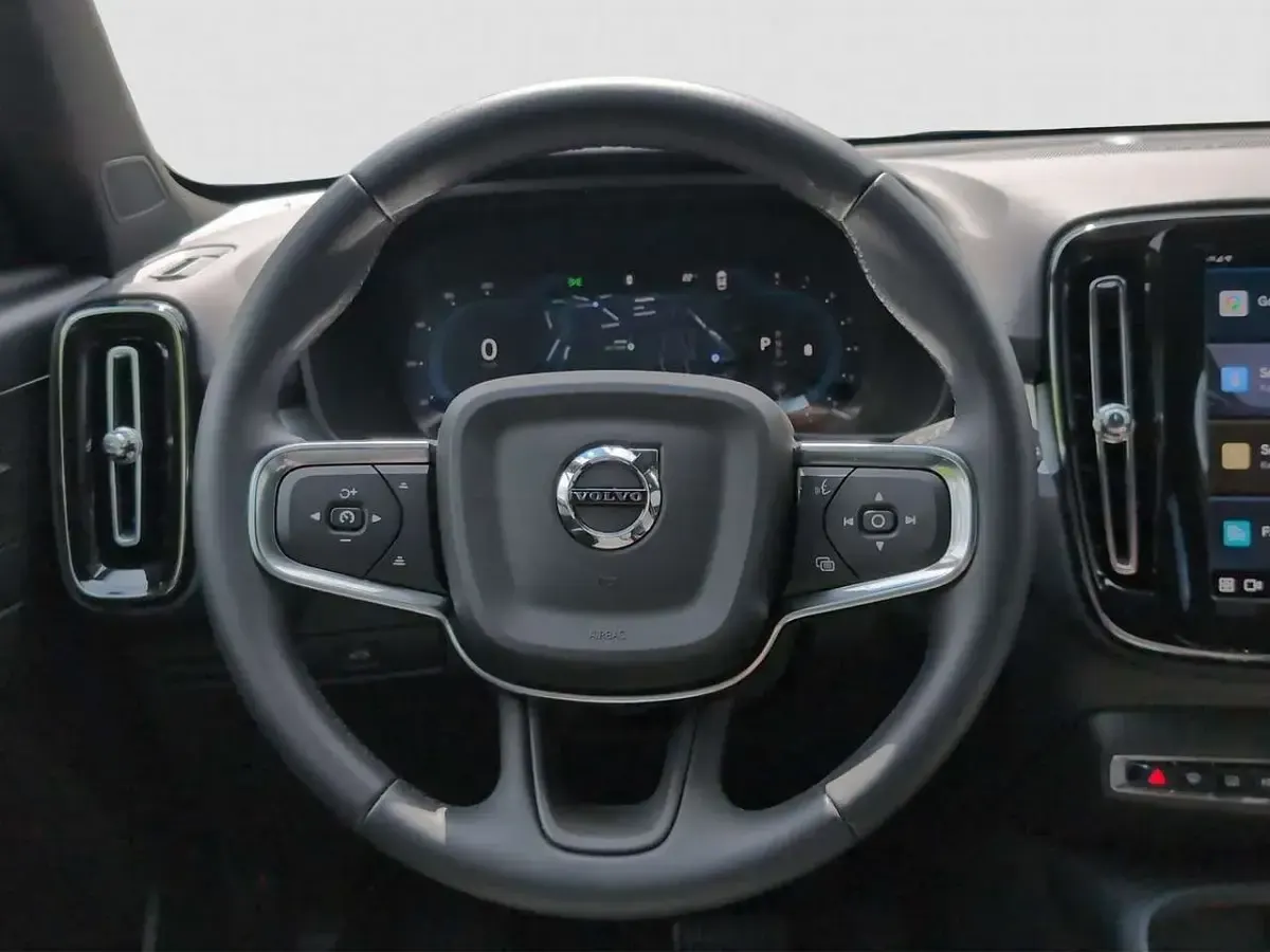 Gebraucht Volvo XC40 Plus 163 PS (119 kW) 2025 Onyx black SUV