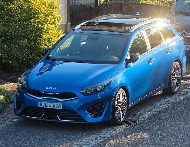 Blau Gebraucht 2022 Kia Ceed Sportswagon GT-Line Kombi | 23.600 € (Fairer Preis) - Bild 1/4