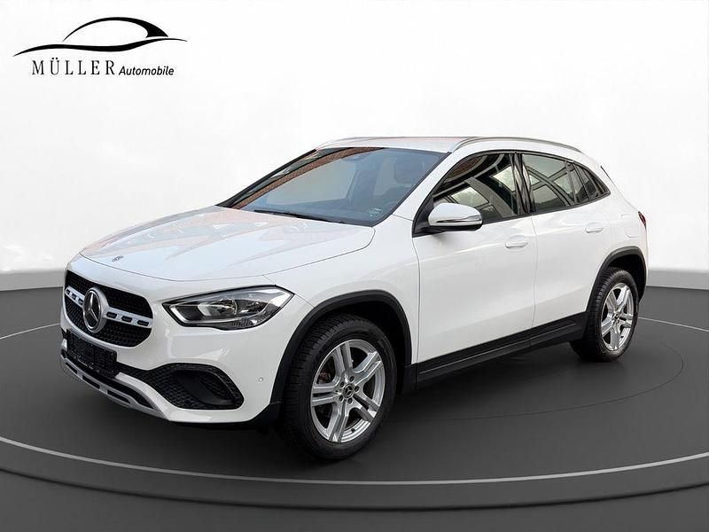 Weiß Gebraucht 2021 Mercedes GLA180 Business SUV | 28.990 € (Guter Preis) - Bild 1/4
