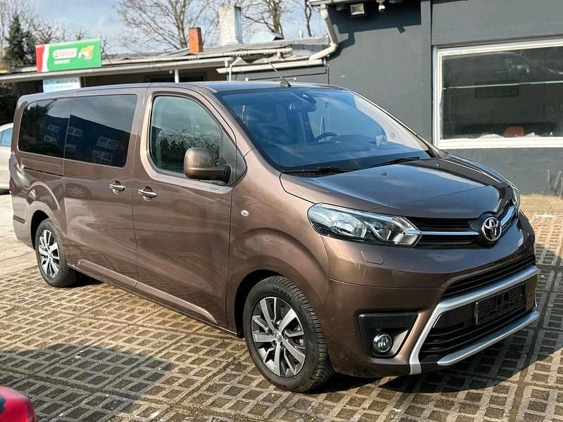 Braun Gebraucht 2021 Toyota Proace Verso Kombi | 33.700 € (Teuer) - Bild 1/4