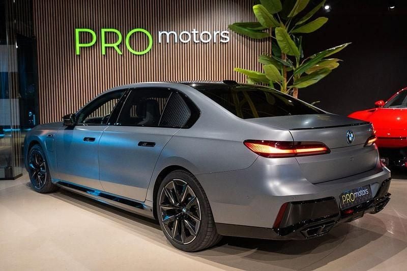 Gebraucht BMW M760e 571 PS (419 kW) 2023 Grau Limousine