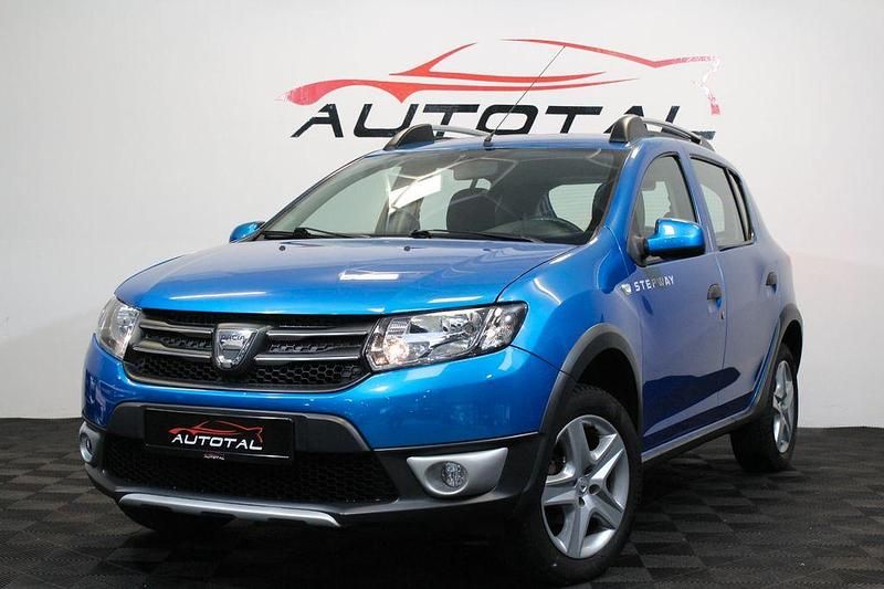 Blau Gebraucht 2014 Dacia Sandero Prestige Limousine | 5.999 € (Fairer Preis) - Bild 1/4