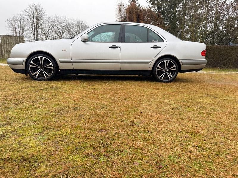 Gebraucht Mercedes E200 Elegance 136 PS (100 kW) 1998 Silber Limousine