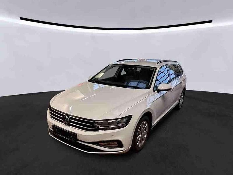 Gebraucht VW Passat Basis 150 PS (110 kW) 2022 Weiß Kombi