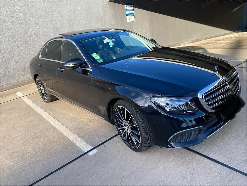 Schwarz Gebraucht 2017 Mercedes E220 Limousine | 28.950 € (Fairer Preis) - Bild 1/4