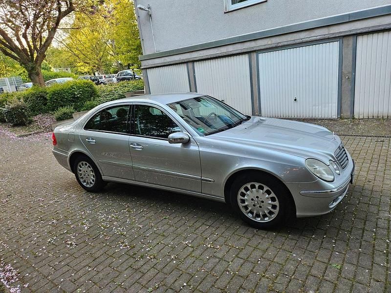 Gebraucht Mercedes E220 Elegance 150 PS (110 kW) 2005 Silber Limousine