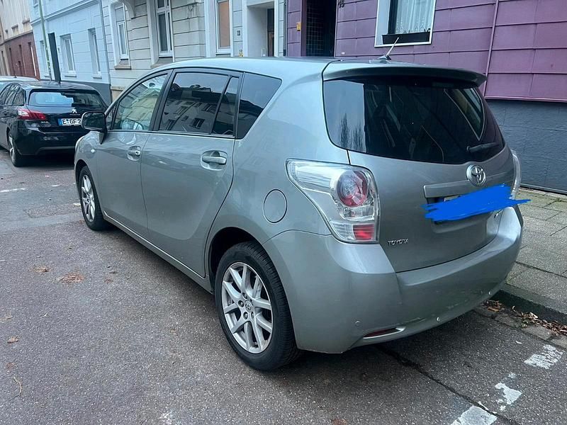 Gebraucht Toyota Verso 147 PS (108 kW) 2012 Silber Van / Kleinbus