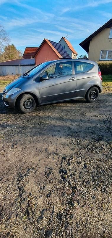 Grau Gebraucht 2025 Mercedes A150 Kleinwagen | 2.950 € - Bild 1/4