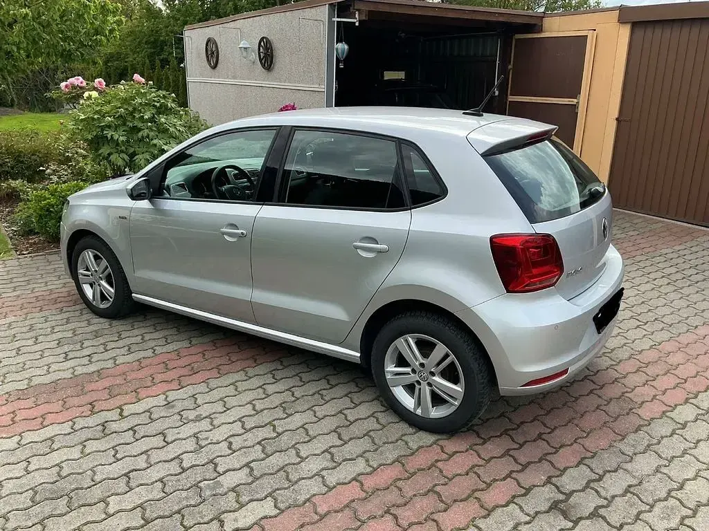 Używany VW Polo LOUNGE 75 KM (55 kW) 2015 Srebrny Sedan/Limuzyna
