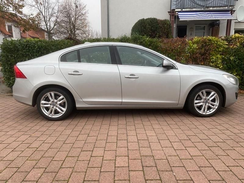Silber Gebraucht 2011 Volvo S60 Momentum Limousine | 5.950 € (Guter Preis) - Bild 1/4