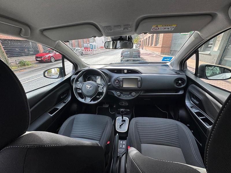 Gebraucht Toyota Yaris Hybrid Style 101 PS (74 kW) 2017 Weiß Kleinwagen