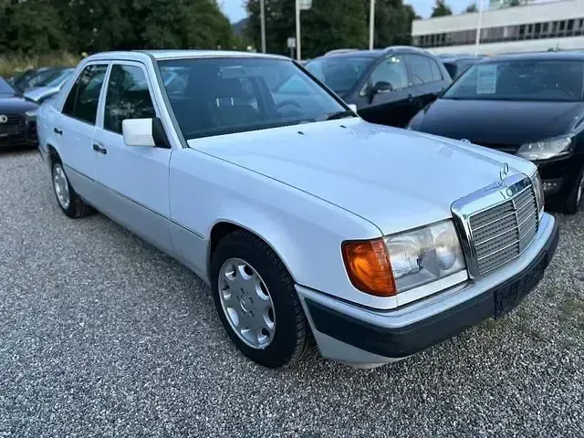 Gebraucht Mercedes 200 75 PS (55 kW) 1990 Weiß Limousine