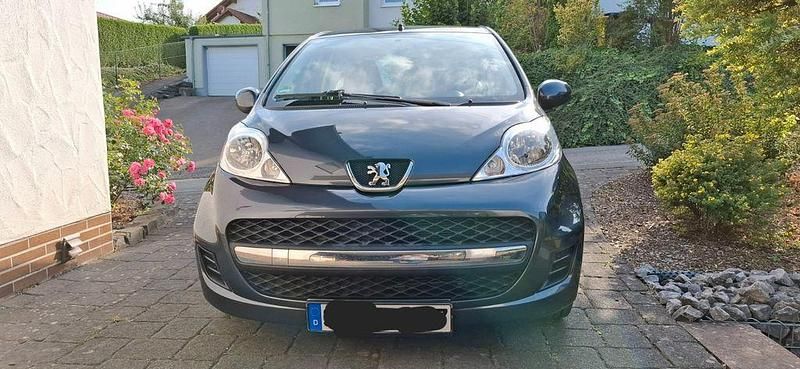 Grau Gebraucht 2010 Peugeot 107 Filou Kleinwagen | 2.500 € (Fairer Preis) - Bild 1/4