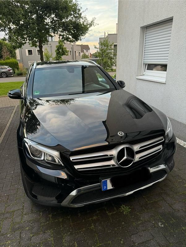 Schwarz Gebraucht 2018 Mercedes GLC250 AMG line SUV | 28.000 € (Fairer Preis) - Bild 1/4