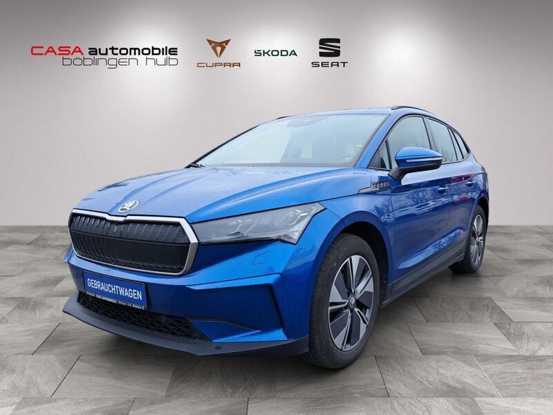 Raceblau metallic met. Gebraucht 2022 Skoda Enyaq iV Loft SUV | 26.790 € (Guter Preis) - Bild 1/4