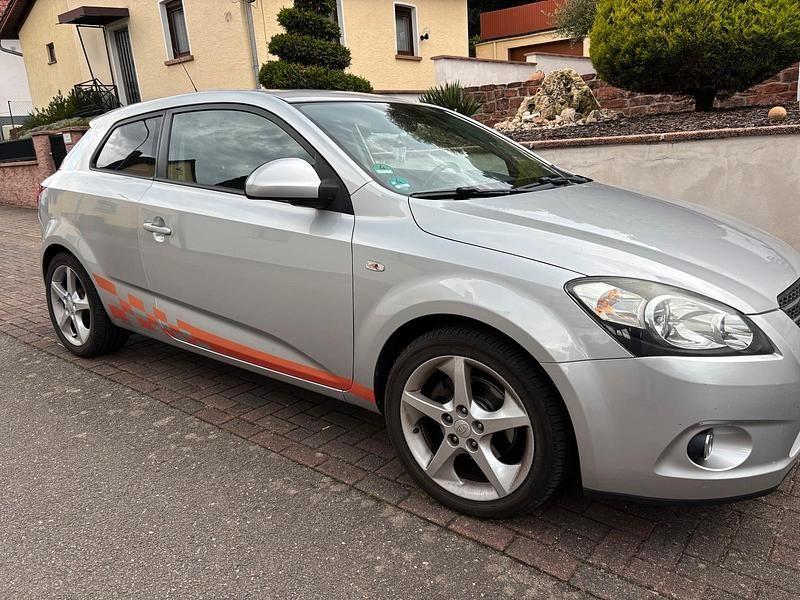 Grau Gebraucht 2008 Kia ProCeed Kleinwagen | 2.750 € (Fairer Preis) - Bild 1/4