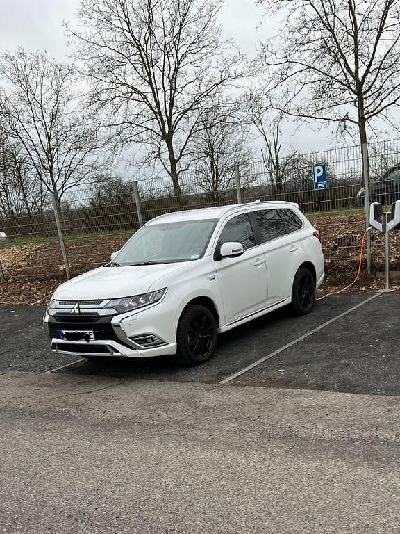 Weiß Gebraucht 2019 Mitsubishi Outlander P-HEV SUV | 18.600 € (Fairer Preis) - Bild 1/4