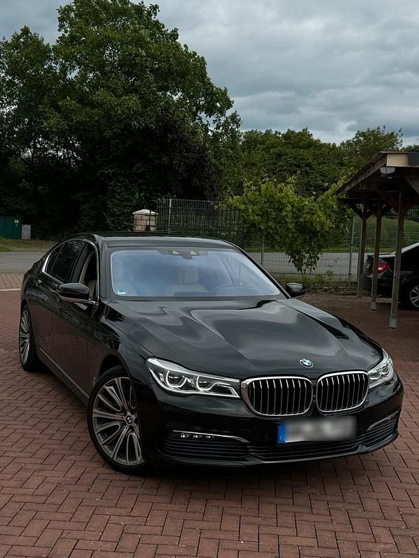 Schwarz Gebraucht 2016 BMW 730 Limousine | 23.000 € (Fairer Preis) - Bild 1/4