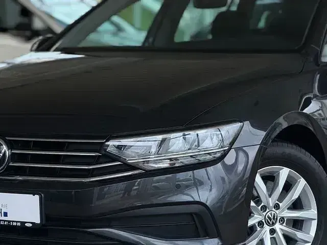 Gebraucht VW Passat 140 PS (102 kW) 2023 Grau Kombi
