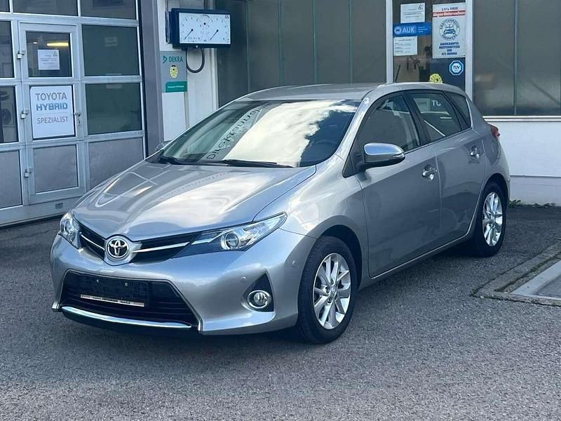 Grau Gebraucht 2013 Toyota Auris Edition Limousine | 9.900 € (Fairer Preis) - Bild 1/4