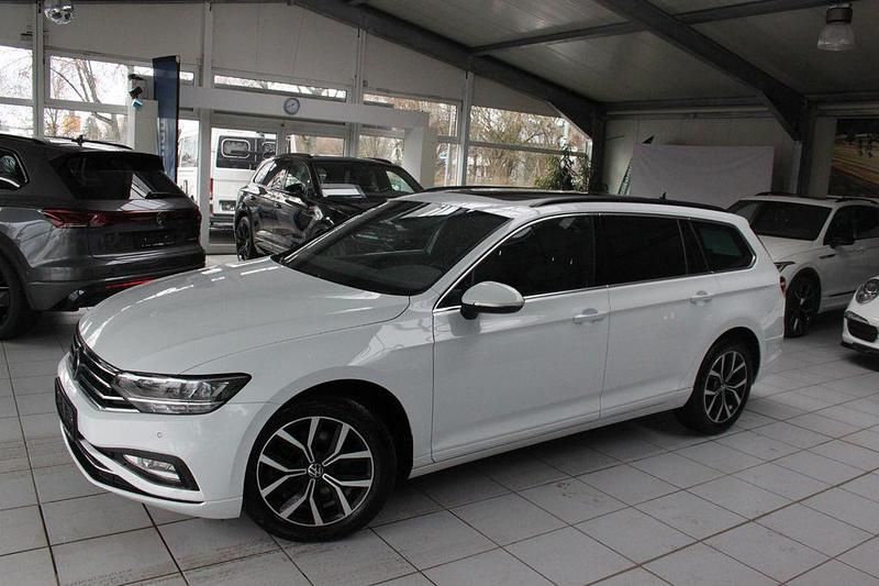 Gebraucht VW Passat 150 PS (110 kW) 2023 Weiß Limousine