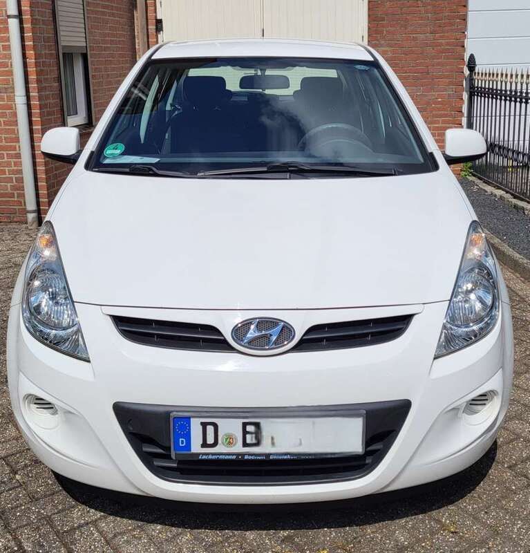 Weiß Gebraucht 2012 Hyundai i20 Comfort Limousine | 4.800 € (Fairer Preis) - Bild 1/4