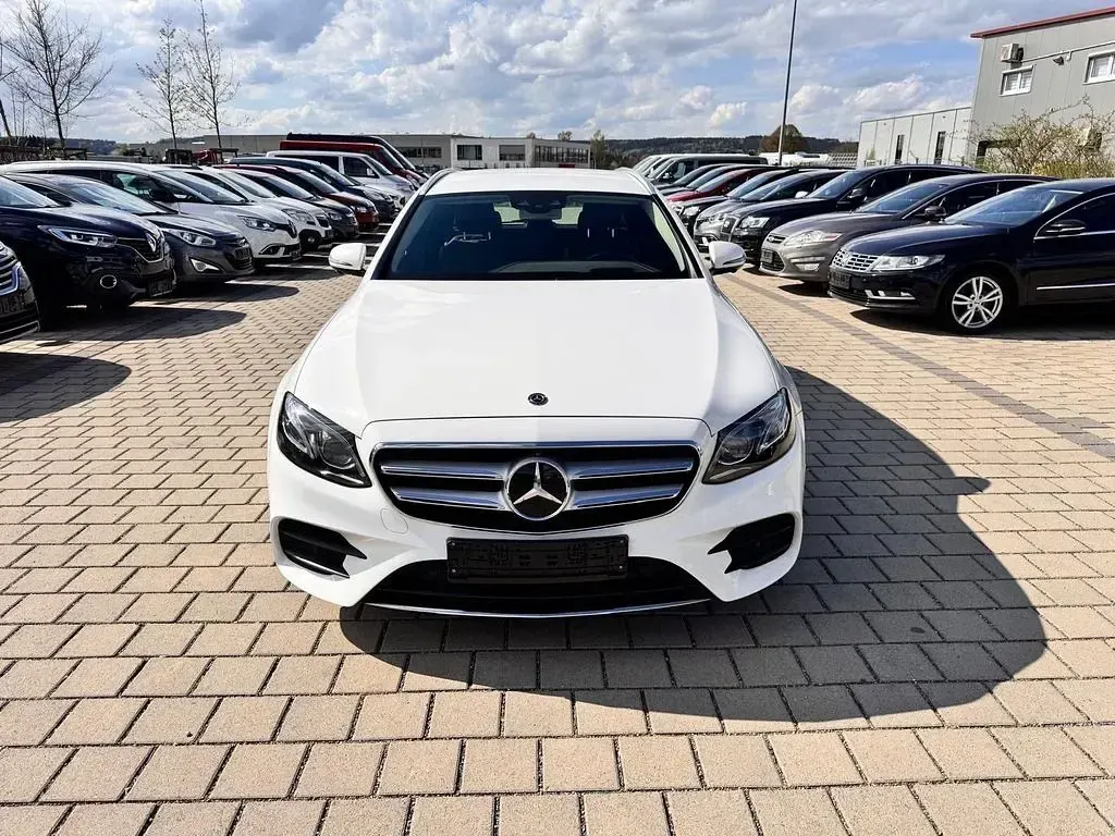 Gebraucht Mercedes E220 194 PS (142 kW) 2018 Weiß Limousine