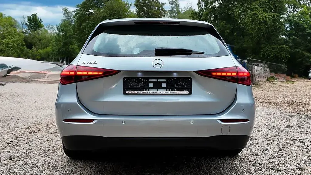 Gebraucht Mercedes C180 170 PS (125 kW) 2023 Silber Limousine