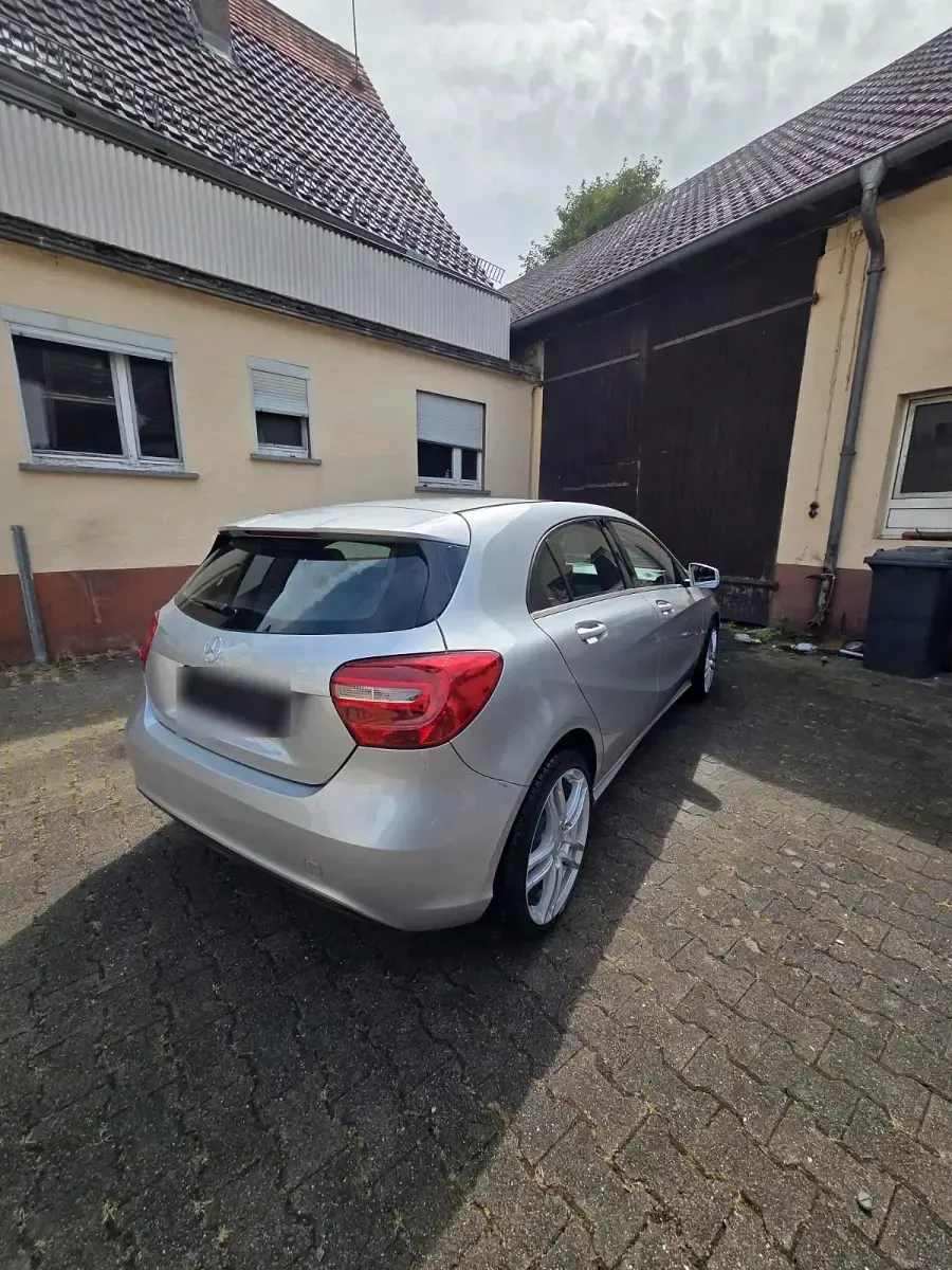 Gebraucht Mercedes A180 122 PS (89 kW) 2012 Silber Kleinwagen