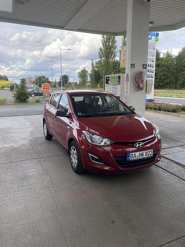 Rot Gebraucht 2014 Hyundai i20 Classic Limousine | 4.500 € (Guter Preis) - Bild 1/1