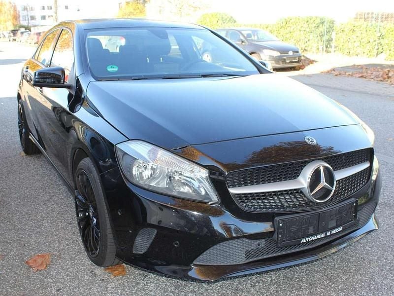 Schwarz Gebraucht 2017 Mercedes A200 Limousine | 10.490 € (Superpreis) - Bild 1/4