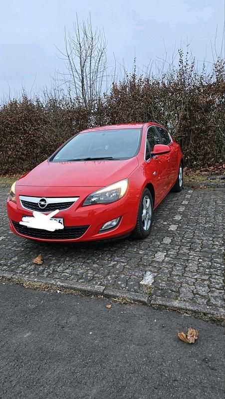 Gebraucht Opel Astra 101 PS (74 kW) 2012 Rot Kleinwagen