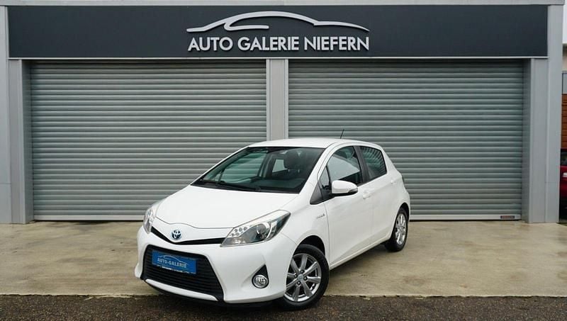 Weiß Gebraucht 2013 Toyota Yaris Hybrid Life Kleinwagen | 9.970 € (Fairer Preis) - Bild 1/4