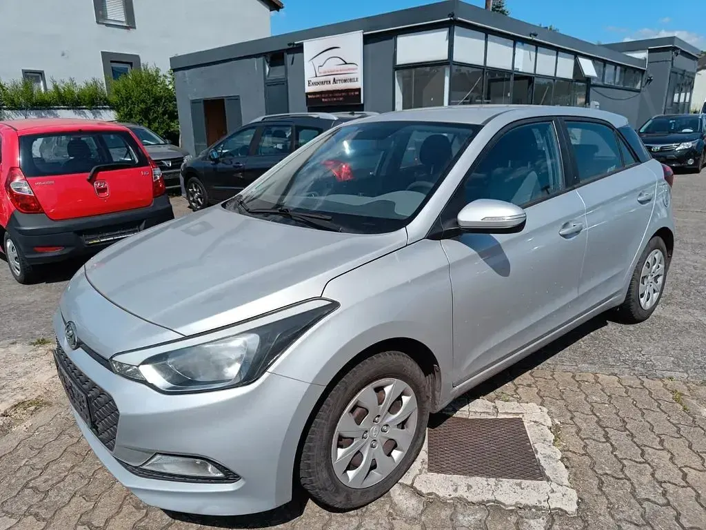Gebraucht Hyundai i20 Classic 84 PS (61 kW) 2017 Silber Limousine