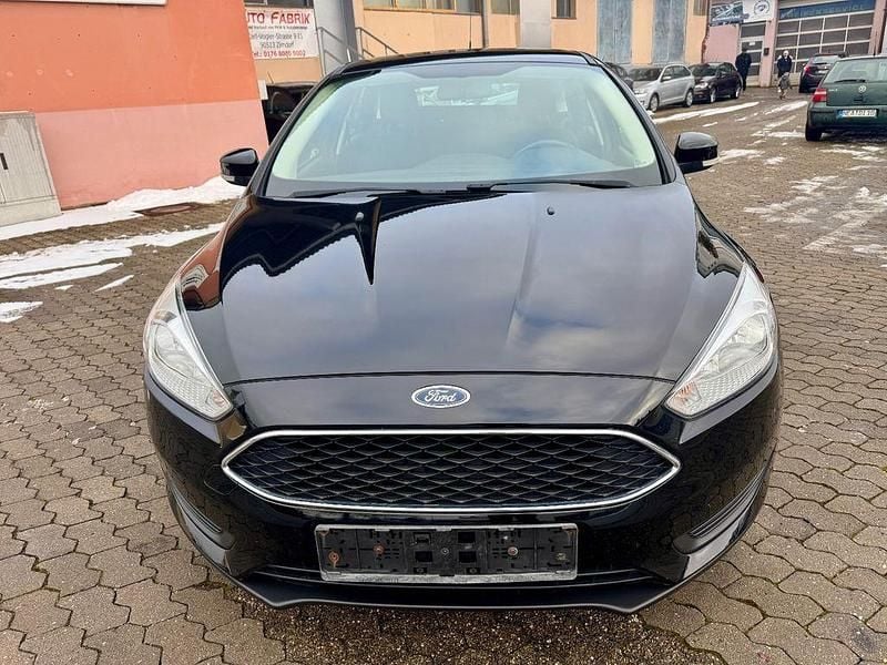 Schwarz Gebraucht 2015 Ford Focus Trend Limousine | 4.300 € (Superpreis) - Bild 1/4