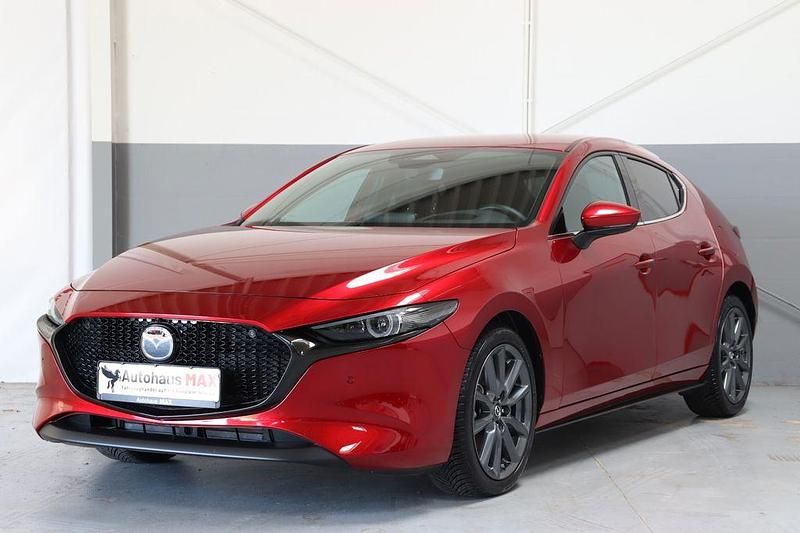 Soul red crystal Gebraucht 2024 Mazda 3 Exclusive-Line Limousine | 25.990 € (Fairer Preis) - Bild 1/4