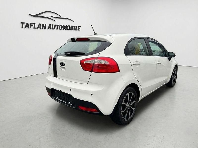 Gebraucht Kia Rio Edition 7 86 PS (63 kW) 2014 Weiß Limousine