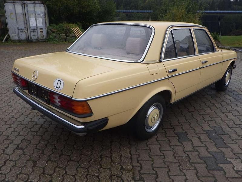 Gebraucht Mercedes 240 72 PS (52 kW) 1981 Gelb Limousine