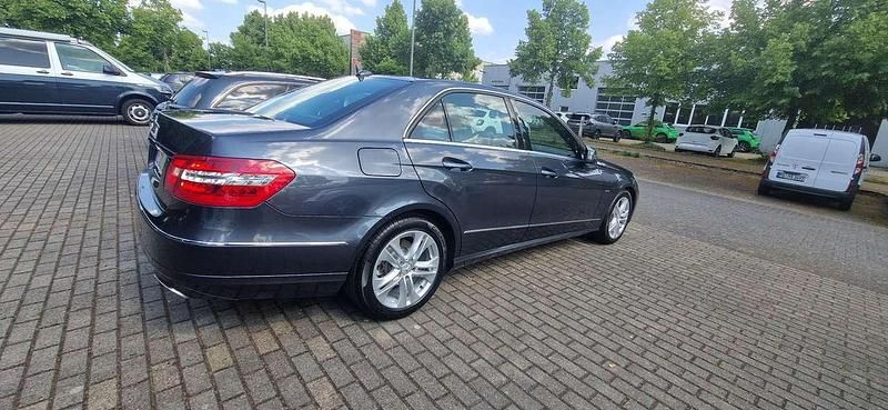 Grau Gebraucht 2012 Mercedes E200 Avantgarde Limousine | 13.800 € (Fairer Preis) - Bild 1/4